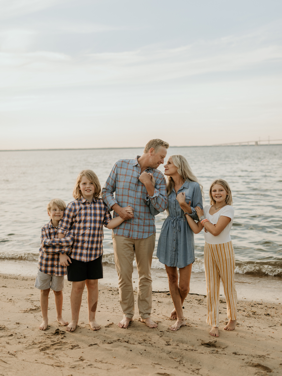 familyportrait Family of Five Portrait on the Beach